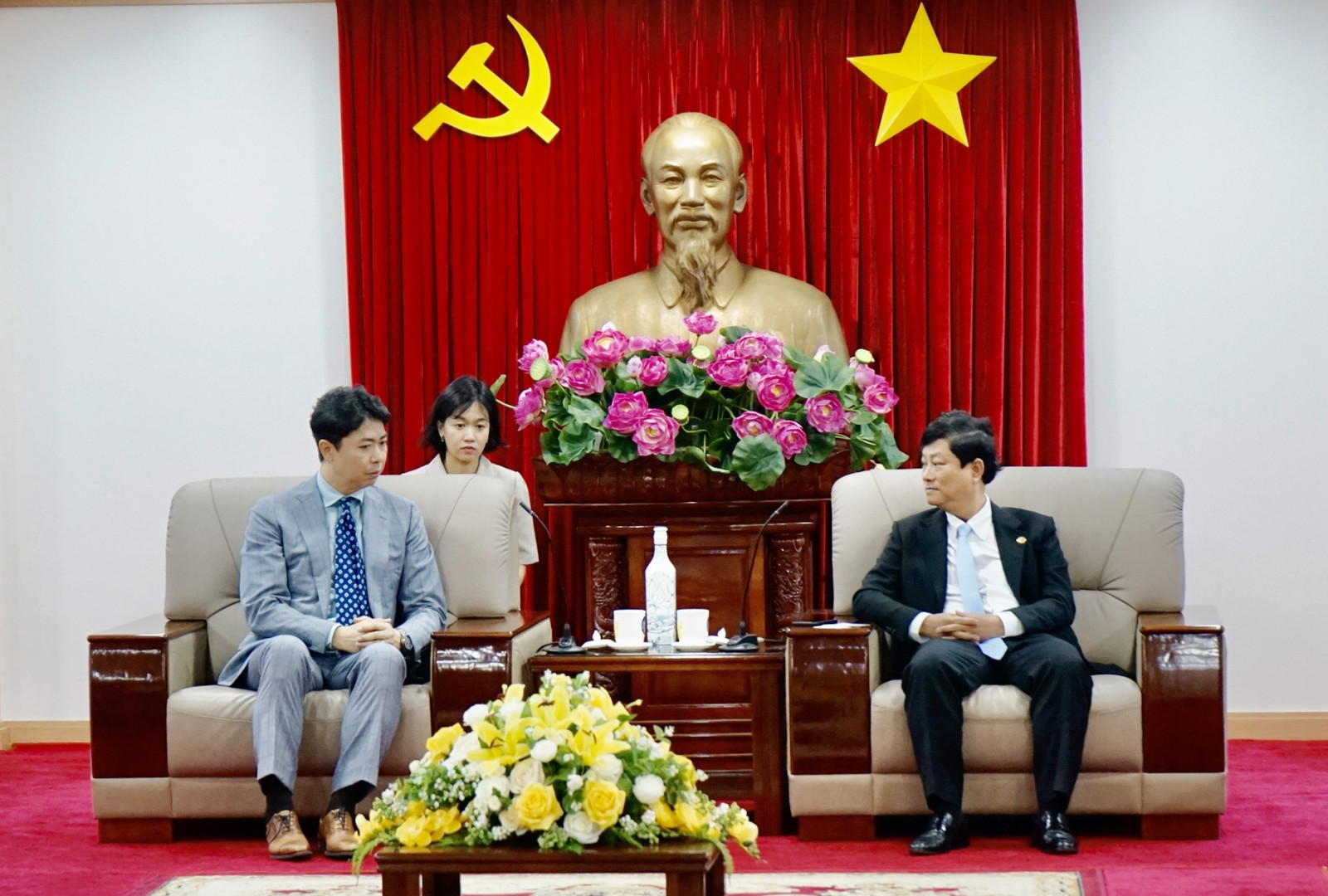 Đồng chí Võ Văn Minh (bên phải) tiếp ông Oh Tae Sik.
